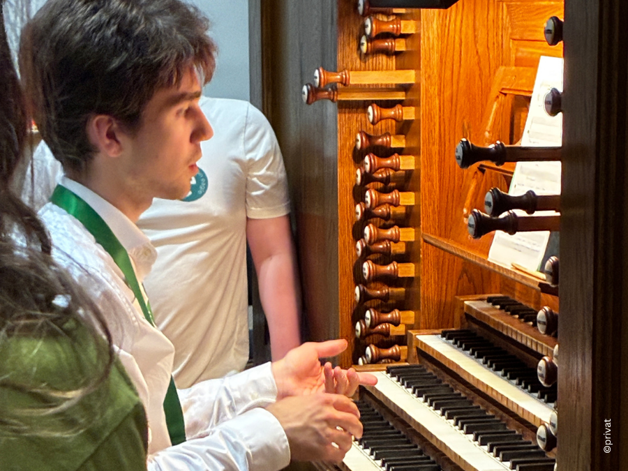 Christoph Preiß bei einem seiner Improvisationsworkshops an der Bedient-Orgel der UNT