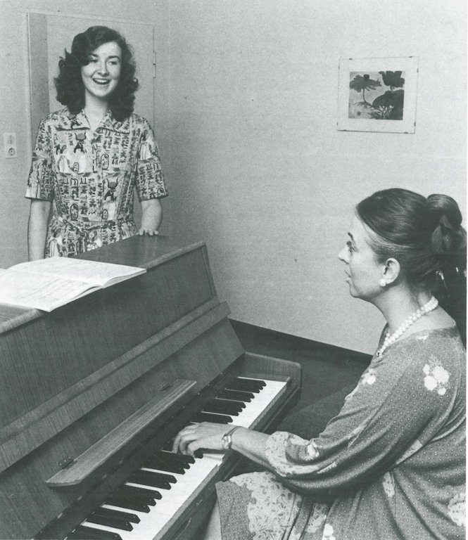 Ingeborg Hallstein (am Klavier)