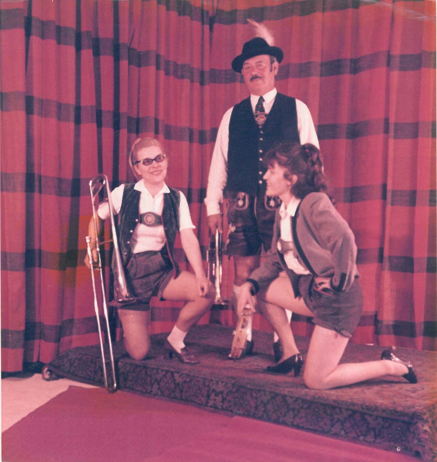 Erika Lier mit ihrer Schwester Rosemarie und dem Vater beim Kilianifest ca. 1966