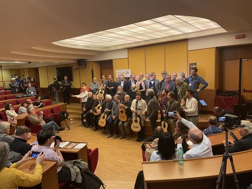 Die italienischen Gitarrenbauer*innen mit Alexandra Whittingham