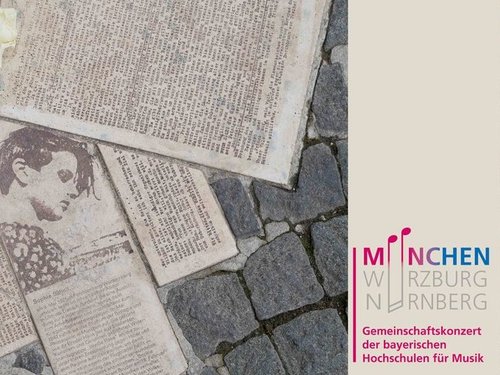 Denkmal in Form von Flugblättern am Geschwister-Scholl-Platz vor der Universität München mit Ankündigung des Gemeinschaftskonzerts der drei bayerischen Musikhochschulen