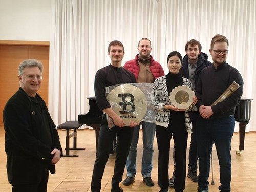 Prof. Lutz und die TeilnehmerInnen des Vorentscheids zum Percussion-Wettbewerb