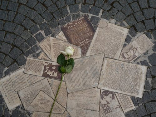 Denkmal in Form von Flugblättern am Geschwister-Scholl-Platz vor der Universität München